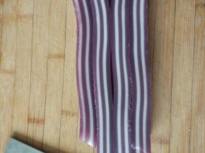 先切成条状。