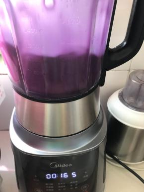 融化的冰糖水和蒸熟的紫薯一起放入破壁机或料理机中。