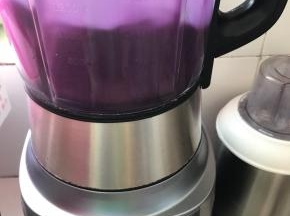 融化的冰糖水和蒸熟的紫薯一起放入破壁机或料理机中。