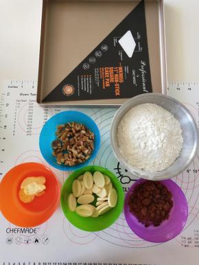 黄油软化。核桃仁烤熟切碎