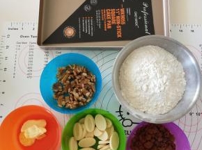 黄油软化。核桃仁烤熟切碎