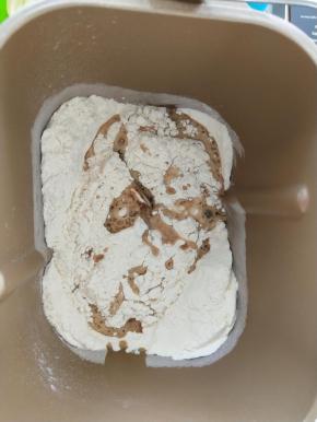 面团材料里除黄油外全部放入面包机揉面