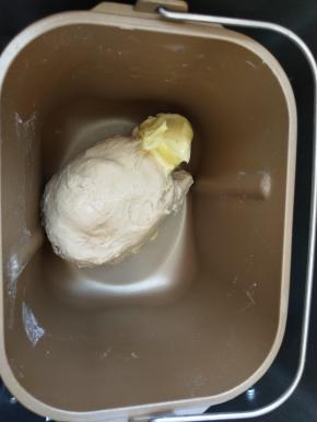 揉到出膜时加入黄油继续揉。