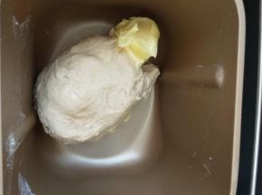 揉到出膜时加入黄油继续揉。