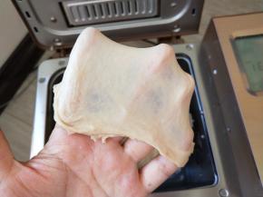 揉到出薄膜为止，但是可以不用像土司面团那么薄的膜。