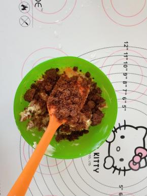 白巧克力用微波炉融化，加入核桃仁和红糖拌匀。