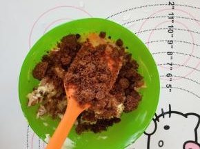 白巧克力用微波炉融化，加入核桃仁和红糖拌匀。