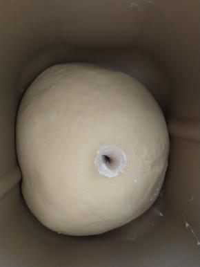 面团发酵到2呗大，手指沾面粉戳洞不回缩即可