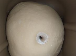 面团发酵到2呗大，手指沾面粉戳洞不回缩即可