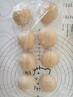 分割成8个小面团，滚圆松弛15分钟