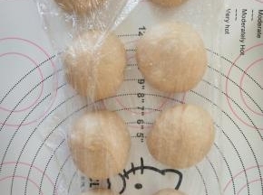 分割成8个小面团，滚圆松弛15分钟