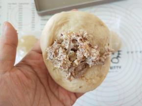 取一个面团压扁，包入夹心材料。