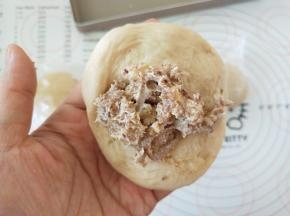 取一个面团压扁，包入夹心材料。