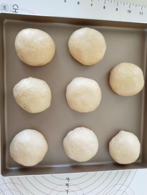 捏紧收口，收口重下放入烤盘。进行2发