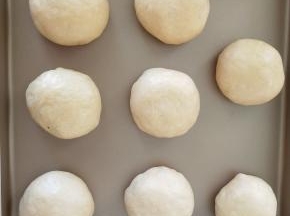 捏紧收口，收口重下放入烤盘。进行2发