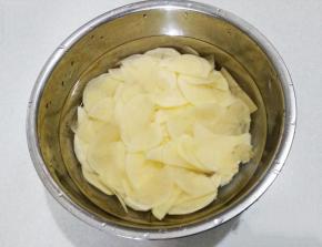 切好的土豆片泡清水中