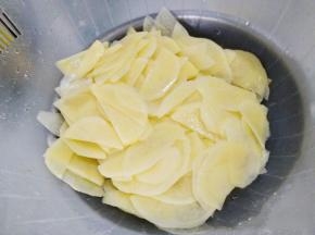 烧油期间，土豆片洗几遍，洗去土豆的淀粉，然后沥干水分。
