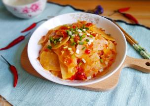 出锅装盘撒上葱花