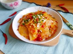 出锅装盘撒上葱花