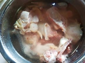 鸡肉切块用水漂去血水。