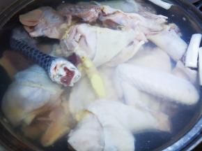 锅里放料酒，姜片，鸡肉冷水下锅焯水，然后用热水冲洗干净。