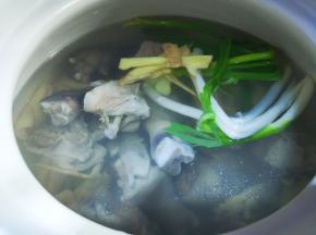 砂锅水开放鸡肉，姜片，葱结