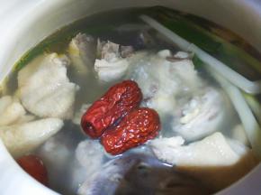 放红枣大火烧开，小火慢炖一个多小时。