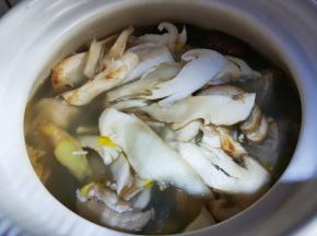 鸡肉七分熟放松茸煮至鸡肉熟透。