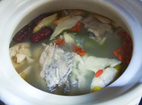 枸杞洗净放汤里煮几分钟，然后放盐调味。