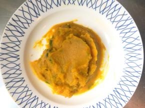 用勺子捣成泥