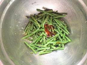 控干水分，加入鸡精、盐、蚝油、白糖、一品鲜酱油拌匀