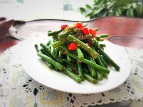 装盘后淋入调好的芝麻酱，撒上小米椒粒，再撒点熟白芝麻