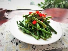 装盘后淋入调好的芝麻酱，撒上小米椒粒，再撒点熟白芝麻