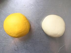 分别揉出南瓜泥面团和白面团两个面团。多揉一会儿，使面团更细腻