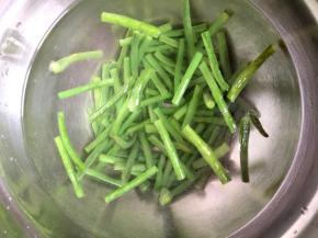 捞出凉水中过凉