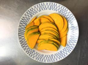 南瓜切片蒸过蒸至软烂