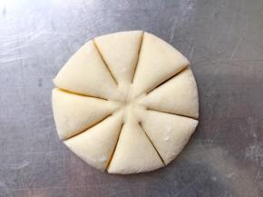 用手压成圆饼，再面饼上先压出米子形，再把边缘切开