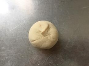 用白面团把南瓜面团包裹住