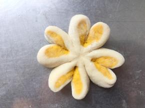 两两相对的转动，把南瓜面团转到上面