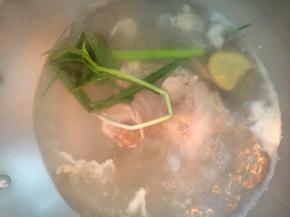 加入姜片小葱、料酒煮熟鸡腿