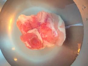 去骨鸡腿肉凉水下锅，也可以买整鸡腿自己去骨