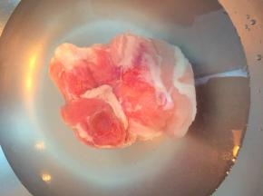 去骨鸡腿肉凉水下锅，也可以买整鸡腿自己去骨