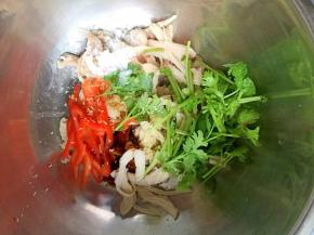 把鸡腿肉撕成条，加入香菜、辣椒丝、鸡精、盐、蚝油、糖、香油拌匀