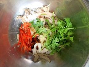 把鸡腿肉撕成条，加入香菜、辣椒丝、鸡精、盐、蚝油、糖、香油拌匀