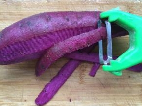 准备好所有材料，紫薯洗干净去皮。