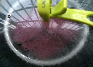 锅中放入适量的水烧开，放入紫薯蒸至熟透。