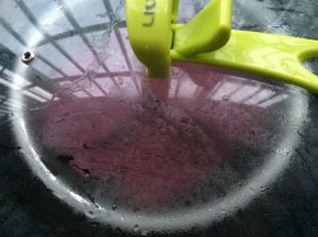 锅中放入适量的水烧开，放入紫薯蒸至熟透。