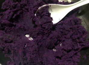 蒸好的紫薯趁热用勺子压成细腻的泥状。