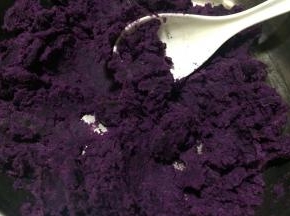 蒸好的紫薯趁热用勺子压成细腻的泥状。