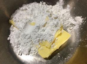 60克黄油提前拿出温室软化，软化好放入30克糖粉，用电动打蛋器打至看不见糖粉。